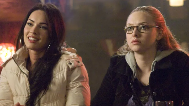 Megan Fox et Amanda Seyfried dans une scène de Jennifer’s Body