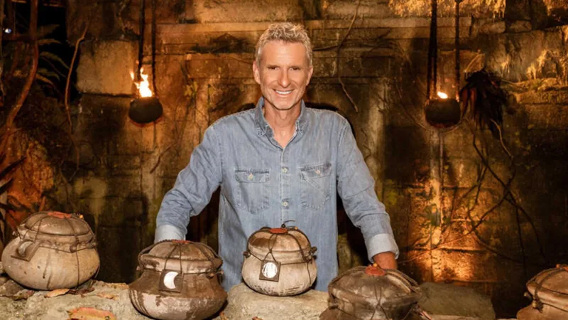 Denis Brogniart sur le plateau de Koh-Lanta Les Reliques du Destin