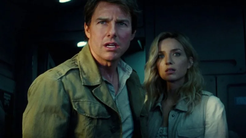 Tom Cruise et Annabelle Wallis dans une scène de tension de La Momie