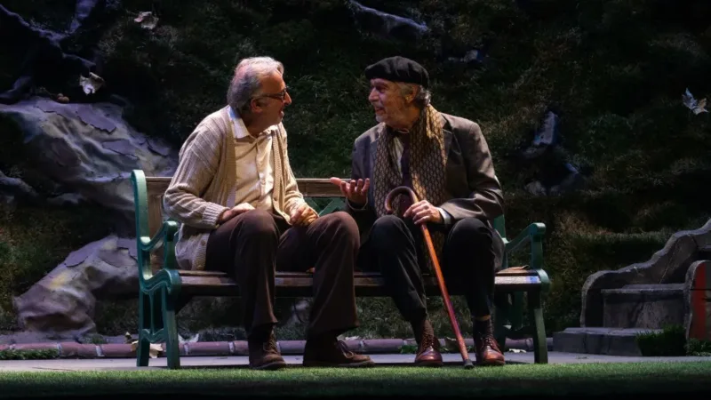 Deux hommes âgés discutent sur un banc dans Les Inconnus du parc (Netflix)