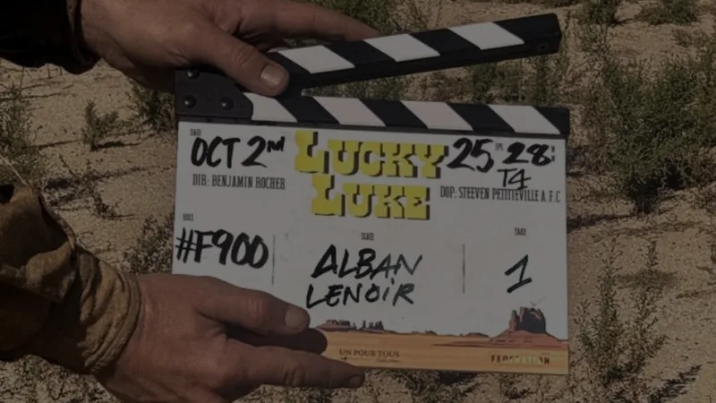 Clap de tournage de Lucky Luke avec le nom d’Alban Lenoir