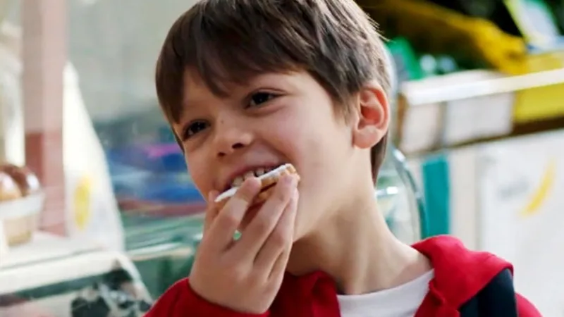 Marceau Hénon dans le rôle de Milo en train de manger un gâteau dans Demain nous appartient