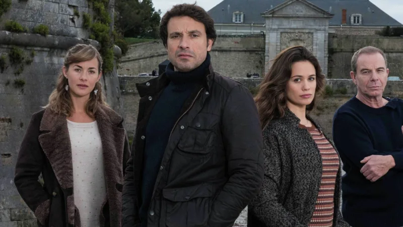 Le casting principal de Meurtres à l’île de Ré devant la citadelle pour une diffusion hommage à Bruno Salomone