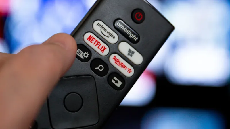 Télécommande pointée vers un écran de streaming Netflix