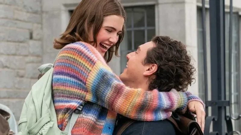 Ella Bright et Belmont Cameli dans une scène de campus de Off Campus