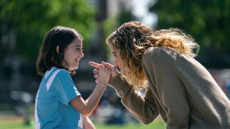 Tatiana Maslany en Paula Sanders dans Plaisir maximum garanti