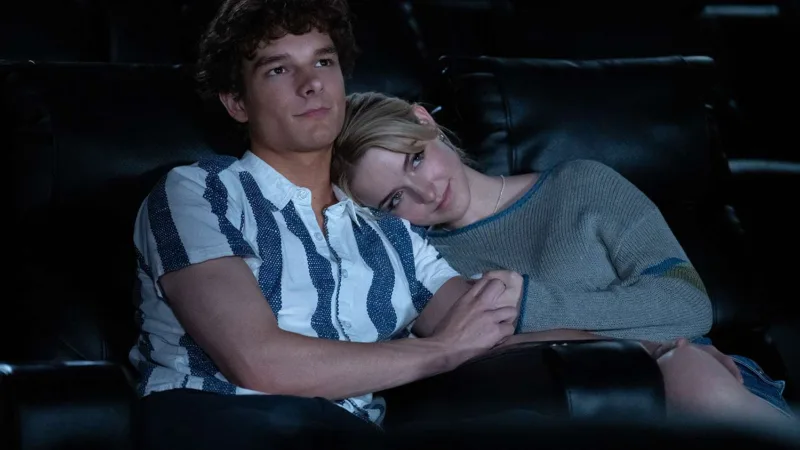 Mason Thames et Mckenna Grace dans une scène romantique de Regretting You