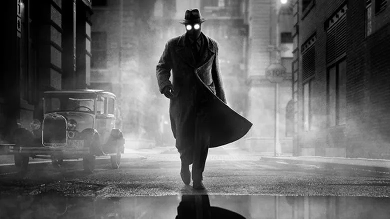 Nicolas Cage en Spider-Noir dans une rue embrumée en noir et blanc