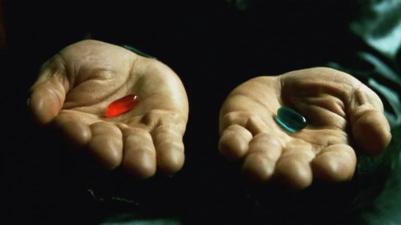 Morpheus tend la pilule rouge et la pilule bleue à Neo