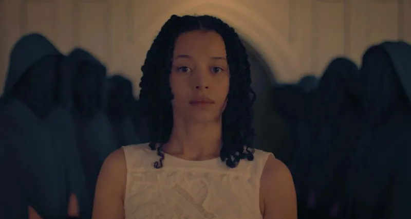 Chase Infiniti dans The Testaments en jeune femme élevée sous Gilead