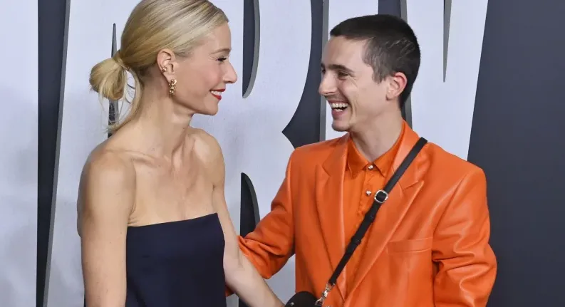 Timothée Chalamet et Gwyneth Paltrow souriants autour de Marty Supreme