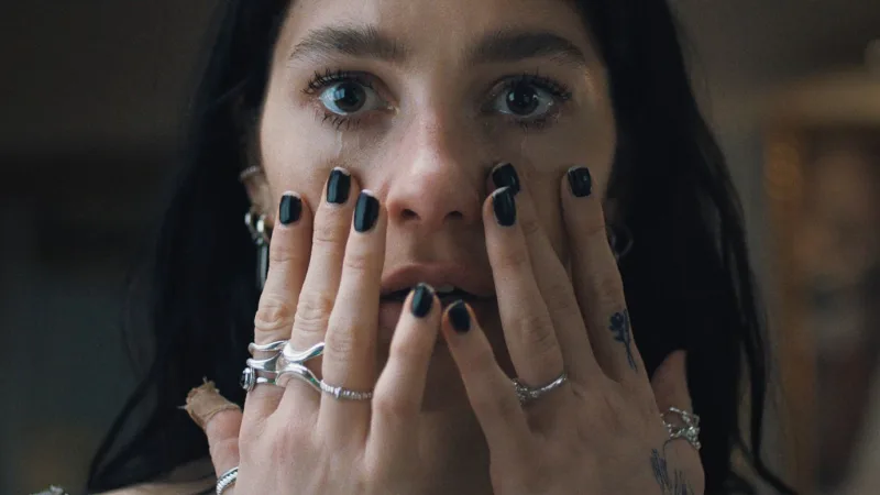 Rachel, interprétée par Camila Morrone, comprend que quelque chose déraille