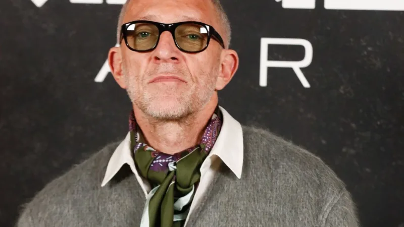 Vincent Cassel en portrait lors d’une apparition publique avant son arrivée dans The White Lotus