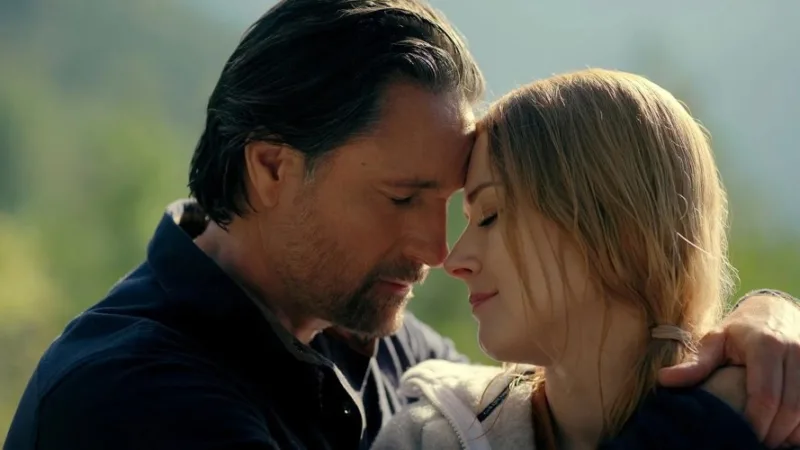 Mel et Jack enlacés sur une image promo de Virgin River saison 7.