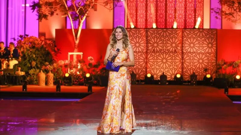 Laury Thilleman dans Voyage voyage, les stars chantent au Maroc sur France 3