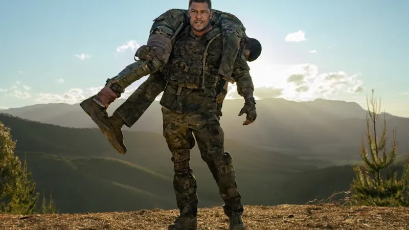 Alan Ritchson porte un soldat dans War Machine sur Netflix