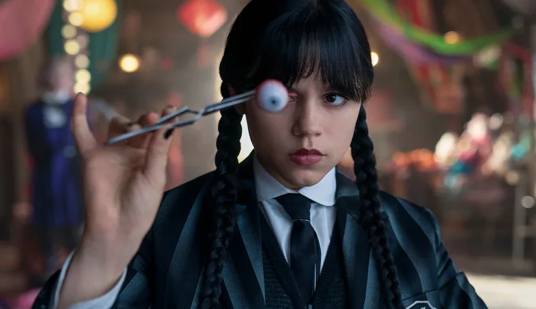 Jenna Ortega dans Wednesday avec l’uniforme de Nevermore