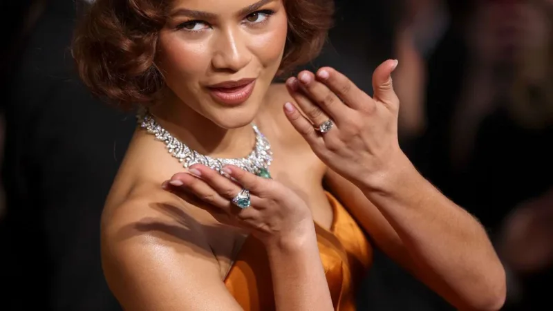 Zendaya montre sa main lors d’une apparition très commentée pendant la saison des prix