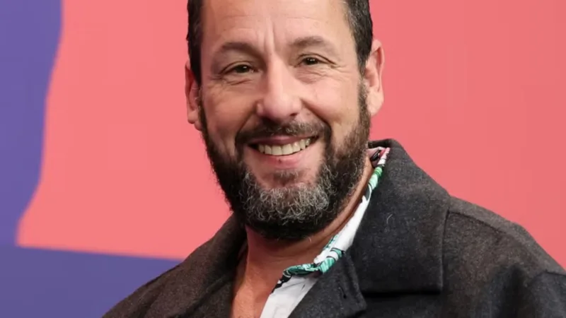 Adam Sandler dans une apparition publique, au moment où son nouveau drame Netflix Time Out attire l’attention
