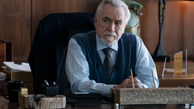 Brian Cox dans une scène de Succession au bureau