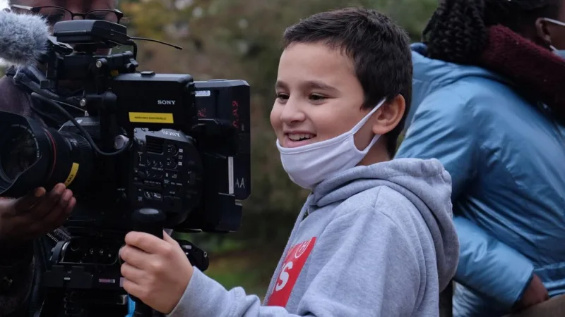 Enfant manipulant une caméra sur un tournage