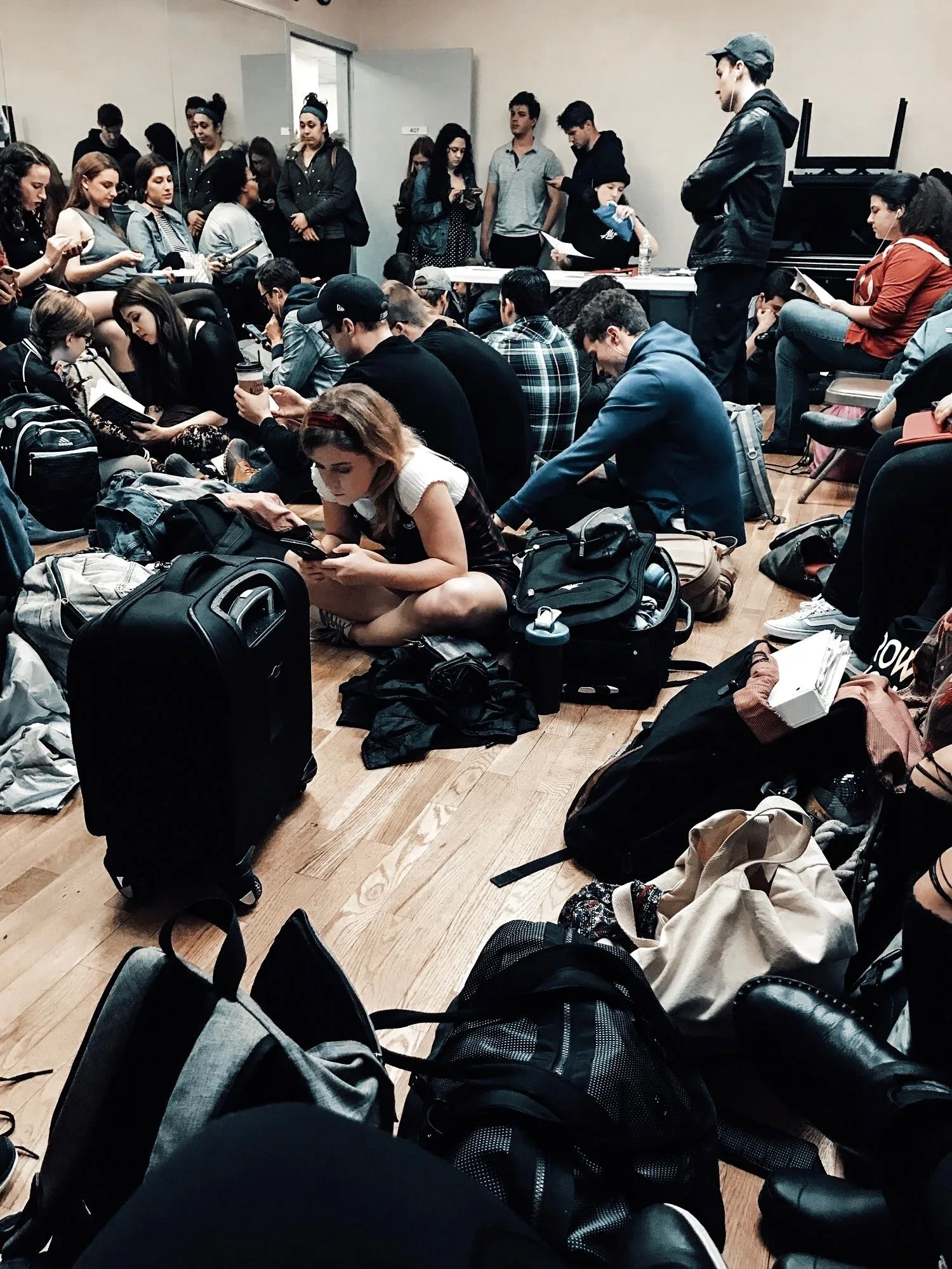 Grand groupe de candidats dans une salle d’audition