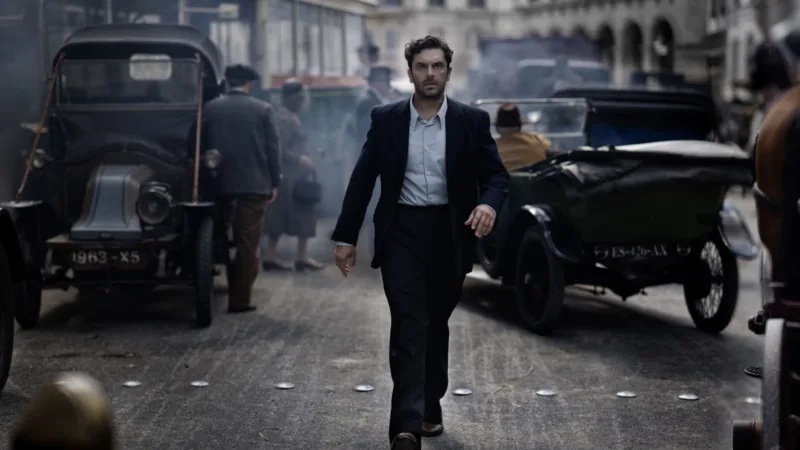 Pio Marmaï dans une rue du Paris des années 1920 dans La Vénus électrique