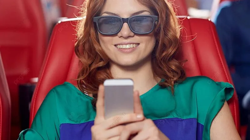 spectatrice regardant son smartphone dans une salle