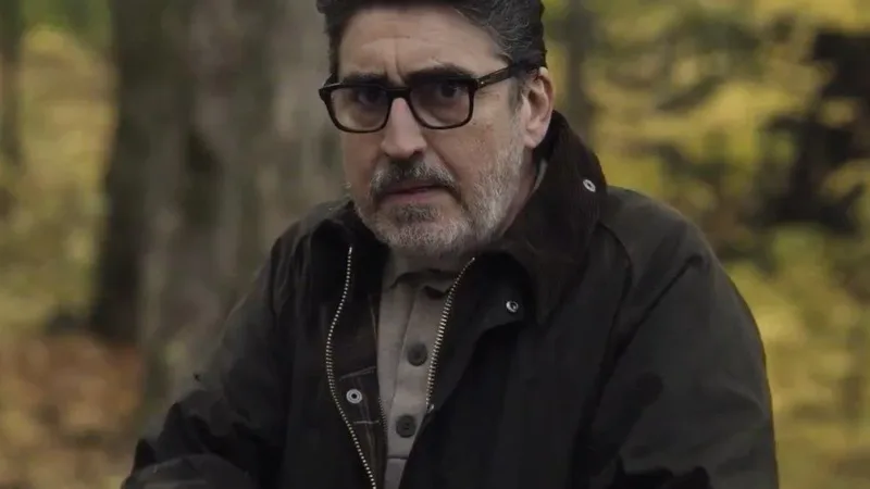 Alfred Molina dans le premier aperçu de The Boroughs