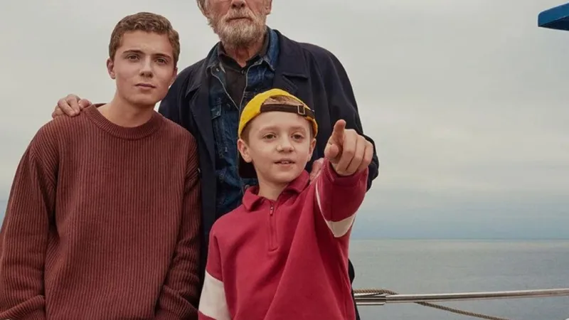 Bill Nighy avec les deux jeunes héros de 500 Miles