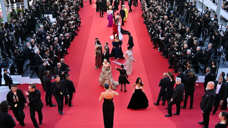 Grand tapis rouge de Cannes avec photographes et invités