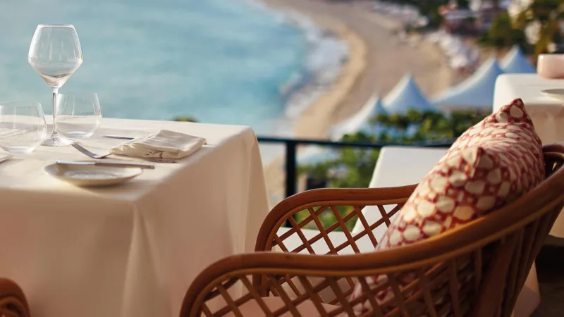 Une table décorée pour un dîner entre candidats dans une émission TV