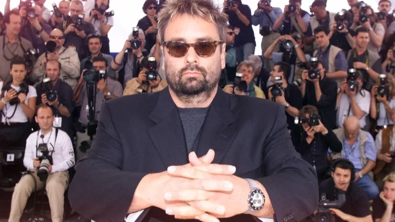 Luc Besson devant les photographes à Cannes