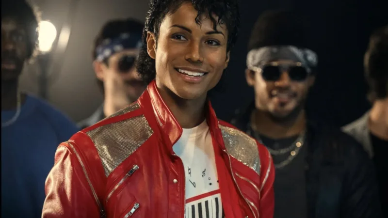 Jaafar Jackson en veste rouge dans Michael