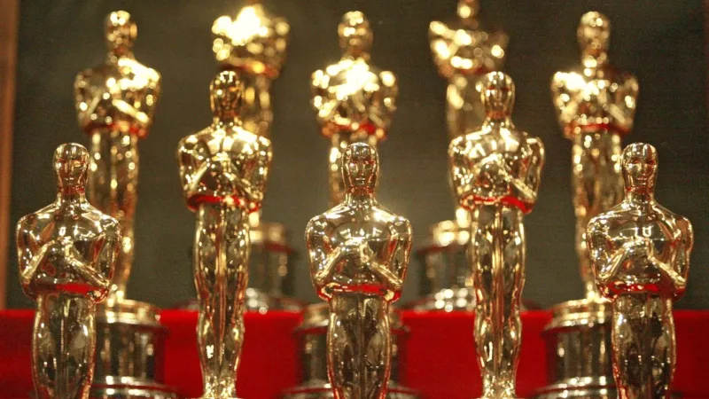 Statuettes des Oscars alignées avant une cérémonie