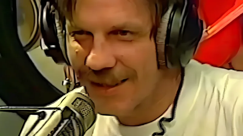 Gérard de Suresnes au micro dans un studio Fun Radio