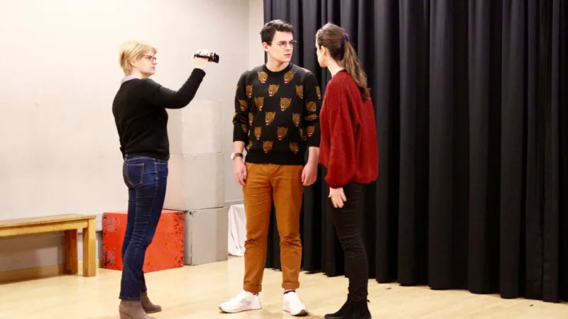 Deux comédiens filmés pendant une scène d’audition à Paris