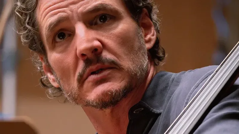 Pedro Pascal dans le rôle du violoncelliste Alex Serian dans Behemoth!