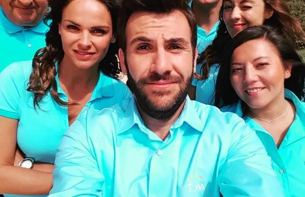 Le casting de Camping Paradis réuni en tenue turquoise