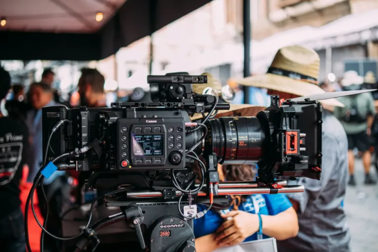 Casting Hommes et Femmes maîtrisant le patinage pour série à Paris