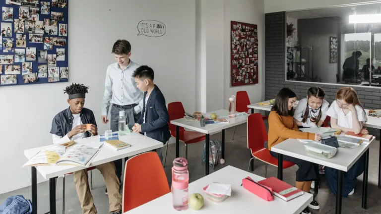 Casting jeunes 16-20 ans pour jouer des lycéens à Marseille