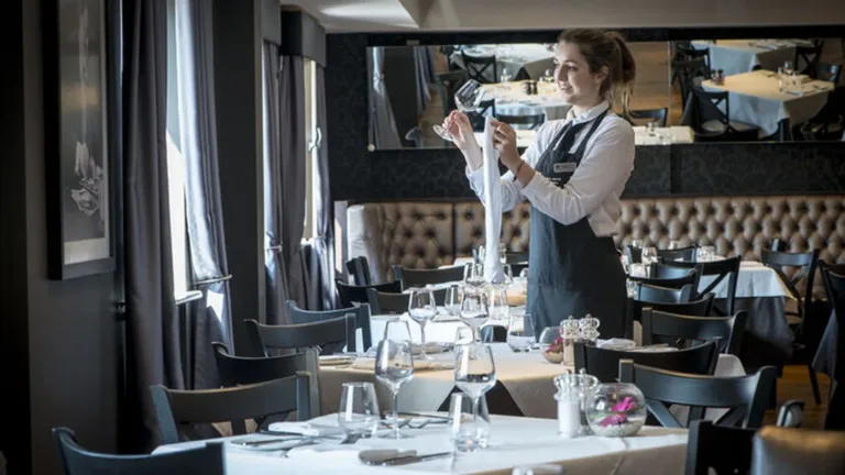 Casting serveurs et serveuses restaurant luxe à Paris