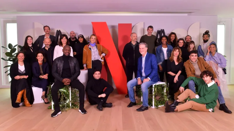 Équipe de Netflix France réunie dans les bureaux parisiens