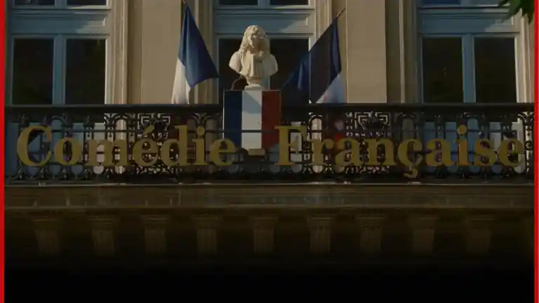 La façade de la Comédie-Française avec ses drapeaux et le buste de Molière