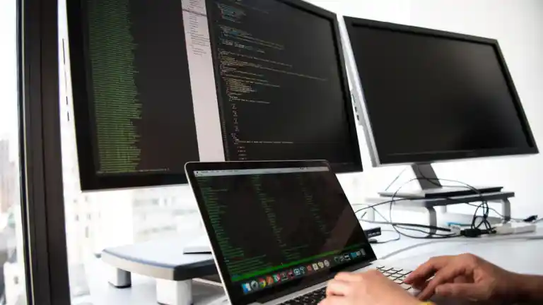 Poste informatique utilisé pour développer un jeu vidéo
