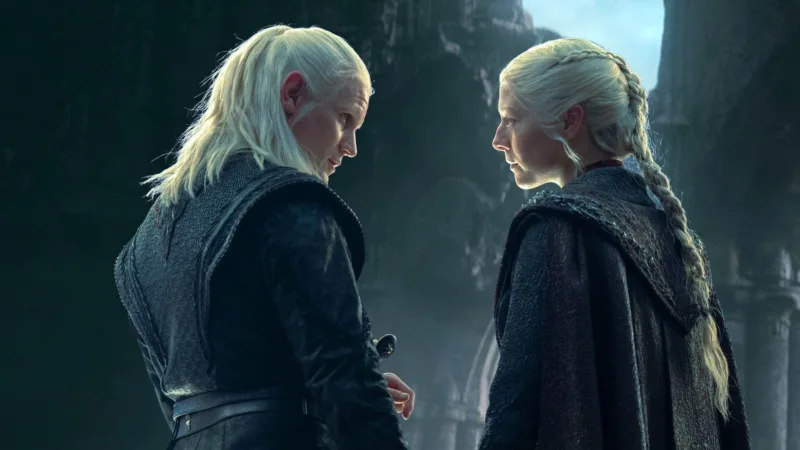 Daemon et Rhaenyra Targaryen se font face dans un décor obscur