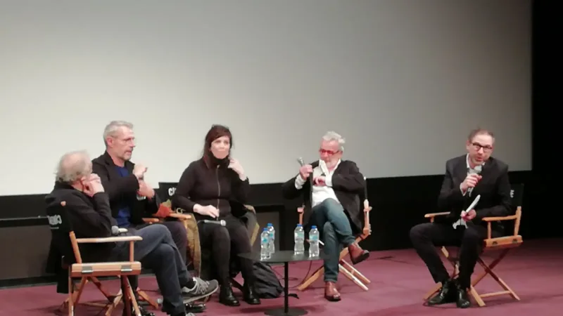 Agnès Jaoui assise au centre d’une rencontre à la Cinémathèque française