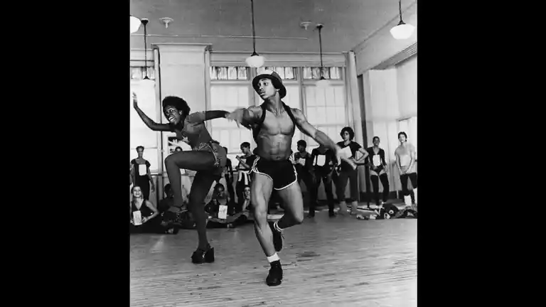 Deux danseurs répètent dans une salle de cours du film Fame