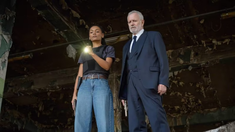 Francis Huster dans le rôle du capitaine Keller dans la série Zodiaque