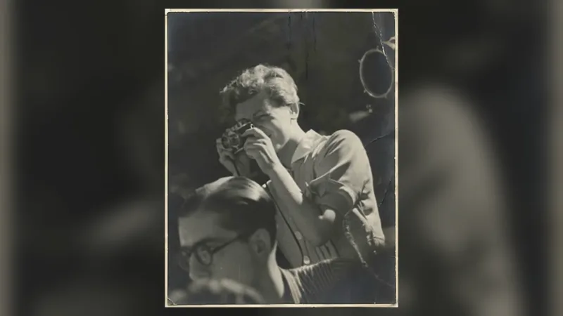 Gerda Taro avec son appareil photo sur le front de Guadalajara en juillet 1937